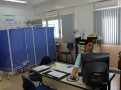 Um pequeno pronto socorro funciona 24 horas para prestar os primeiros atendimentos em caso de emergência