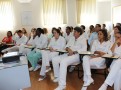 Um grupo de profissionais em palestra no auditório do hospital
