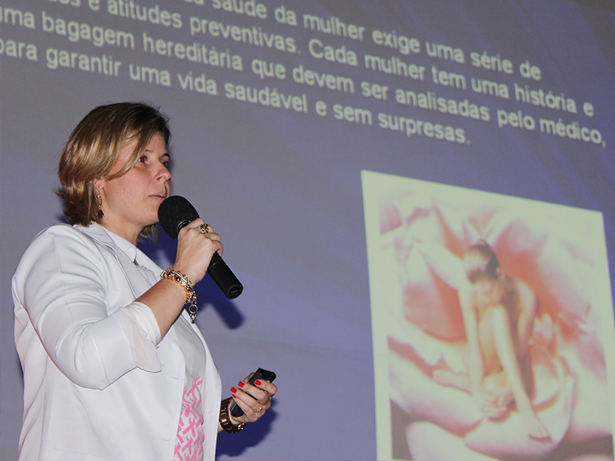 Valéria durante a palestra no Cine Teatro de Praia Brava