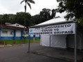 Feam instala tenda para pré-atendimento dos casos suspeitos de coronavírus no estacionamento do Hospital de Praia Brava