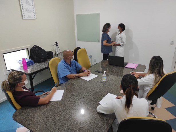 A psicóloga Luiza Helena Neves aprimora a postura e o comportamento das lideranças do Hospital de Praia Brava